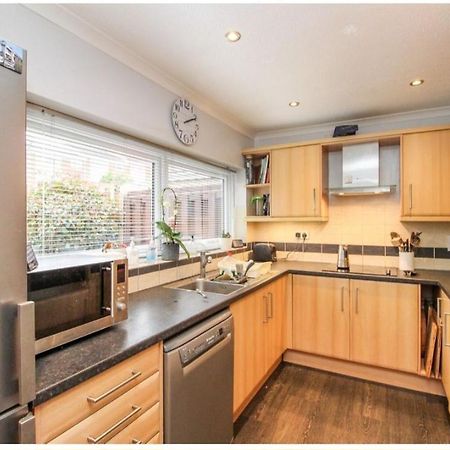 Double Room In Crawley,Gatwick,West Sussex Ifield Экстерьер фото