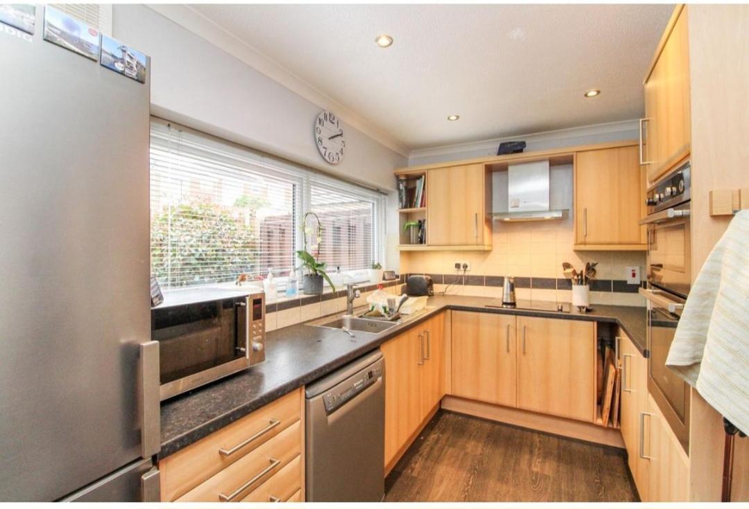 Double Room In Crawley,Gatwick,West Sussex Ifield Экстерьер фото