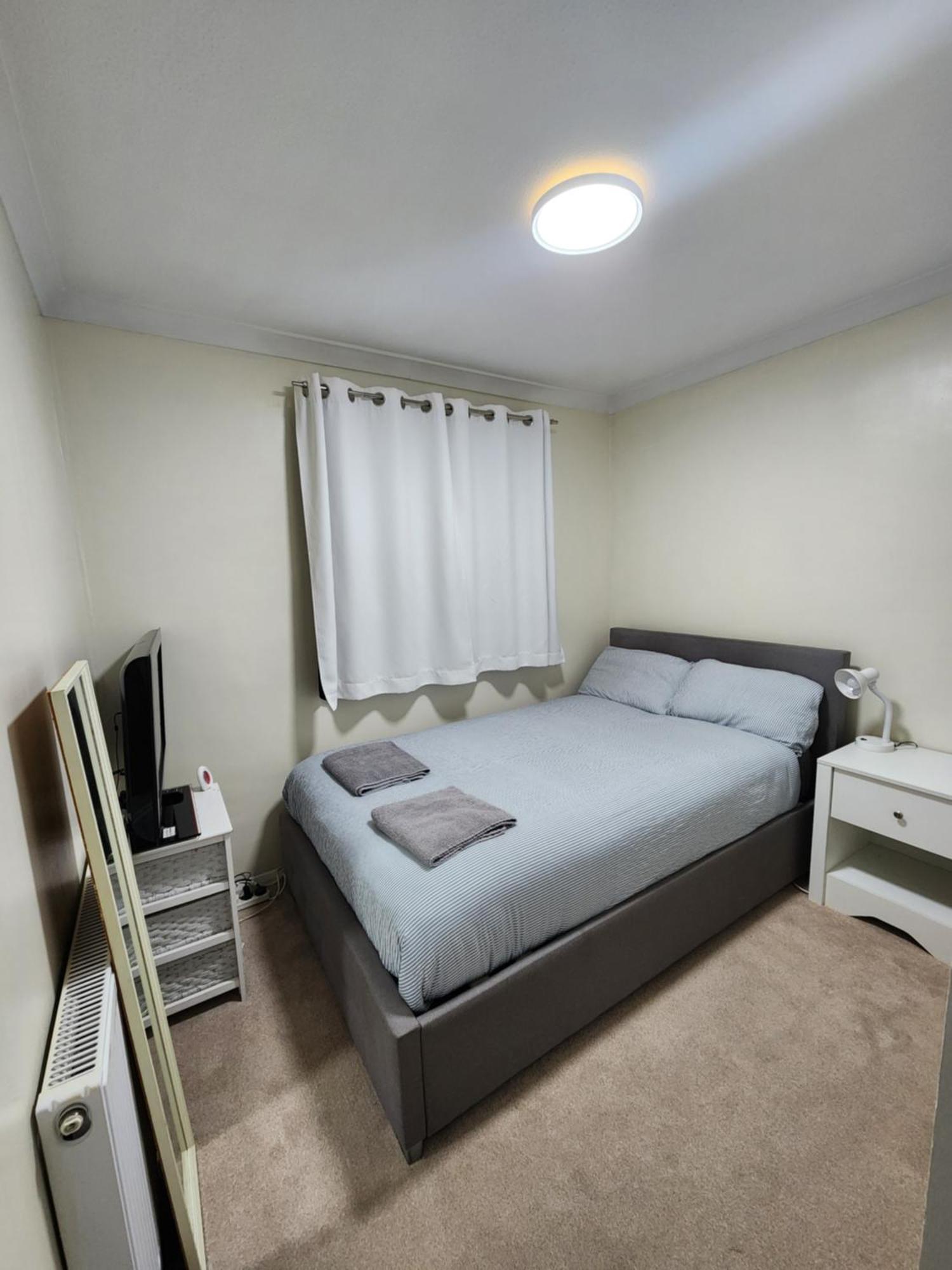 Double Room In Crawley,Gatwick,West Sussex Ifield Экстерьер фото