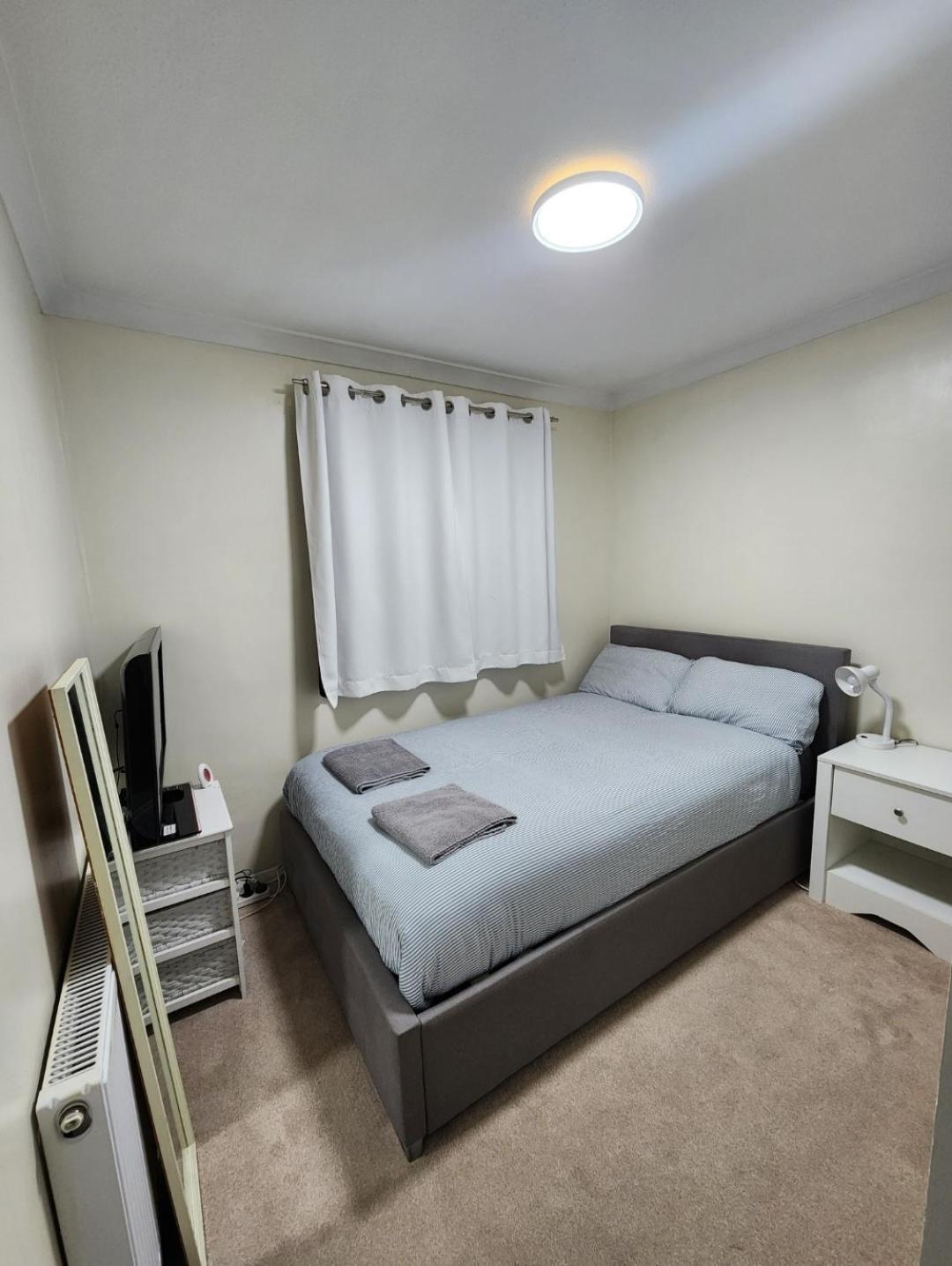 Double Room In Crawley,Gatwick,West Sussex Ifield Экстерьер фото